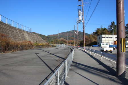 生保バス停より工事現場入り口を目指します。