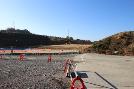 工事現場入り口より遠方にモノレール車庫用地が見えた。