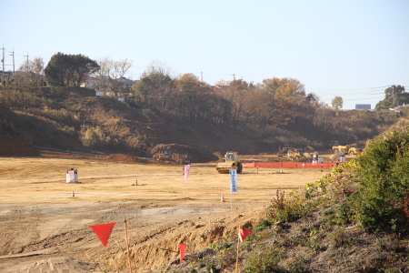 写真奥右手がモノレール延伸時における車庫用地