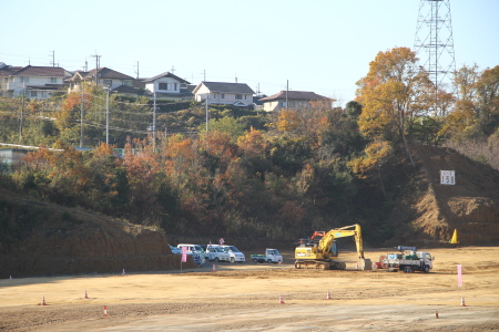 モノレール車庫上部には茨木サニータウンが並ぶ