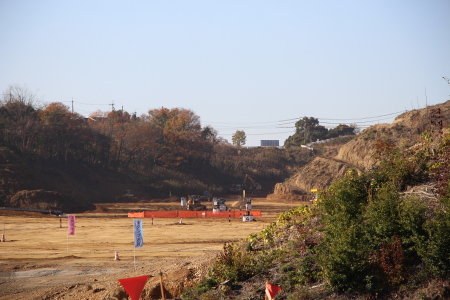 写真奥方向にモノレール延伸時車庫用地が見える。