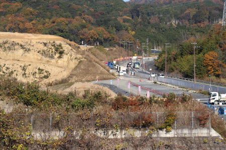 工事現場入り口を遠目より見る。