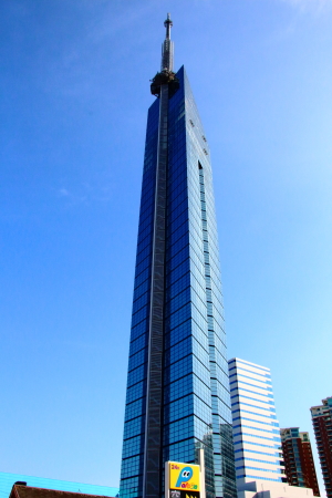 福岡モノレールの終点に位置する福岡タワー