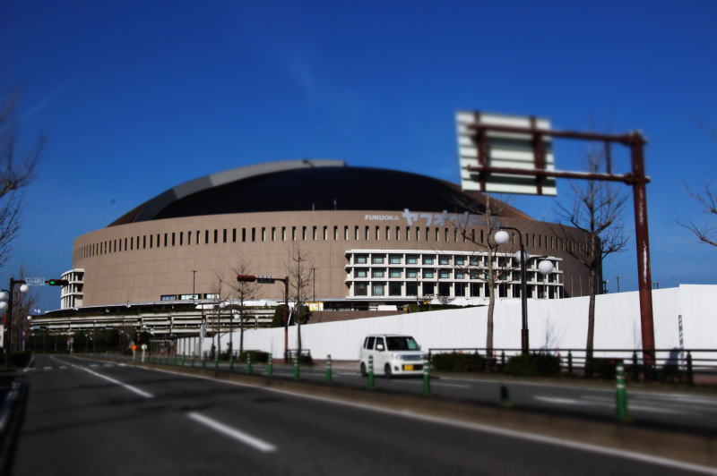 福岡モノレールの中間駅位置となる福岡ドーム