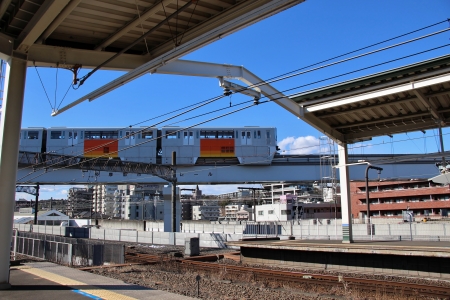 多摩センター駅西側を横断する多摩モノレール