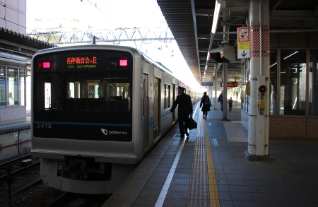 ホームに停まる小田急線車両