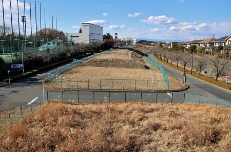 南多摩尾根幹線の中央分離帯部にモノレールが設置される