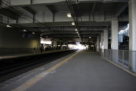 京王線南大沢駅ホームの様子