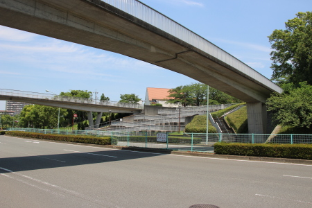 奈良原公園を繋ぐ歩道橋