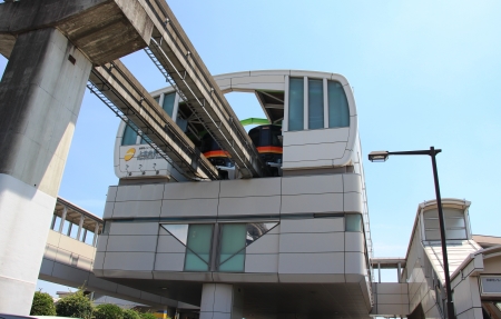 上北台駅に停車する多摩モノレール車両