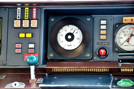 大阪モノレール2000形の運転台速度計部分