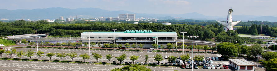 万博モノレール旧中央口駅方面を見る。