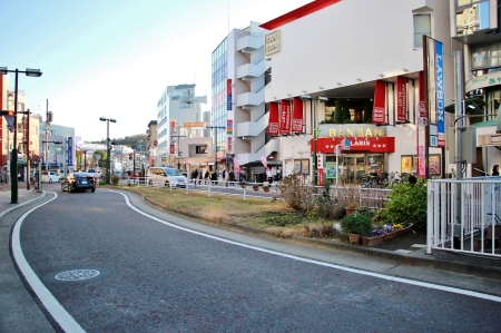 駐輪場脇から小田急モノレール廃線跡を進む