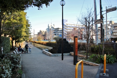 モノレール廃線ルートはここから川沿いに進む事となる