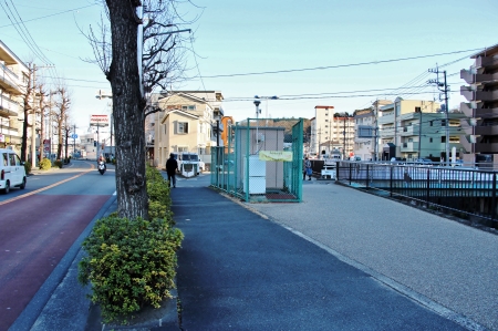 向ヶ丘遊園モノレール廃線ルート上中間に位置する本村橋交差点