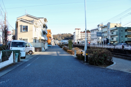 本村橋交差点を渡り向ヶ丘遊園モノレール廃線ルートを歩く