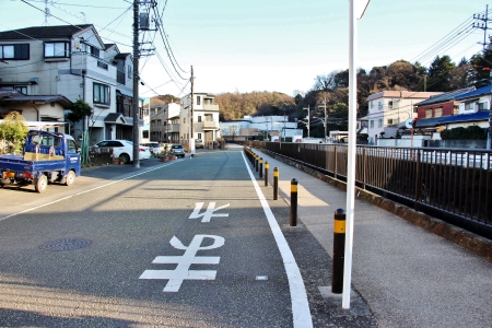 川沿いを進む向ヶ丘遊園モノレール廃線ルート