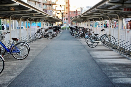 駐輪場として整備されている向ヶ丘遊園モノレール廃線跡