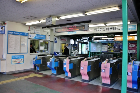 小田急線向ヶ丘遊園駅改札の様子