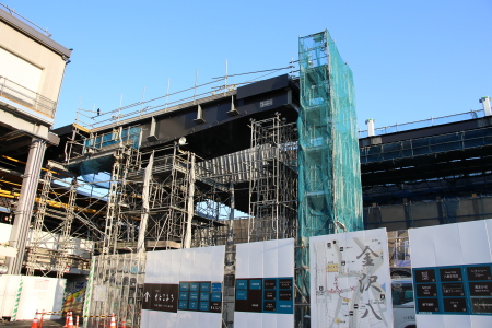 京急本線金沢八景駅横で進む延伸工事