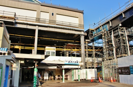 京急本線金沢八景駅前の様子