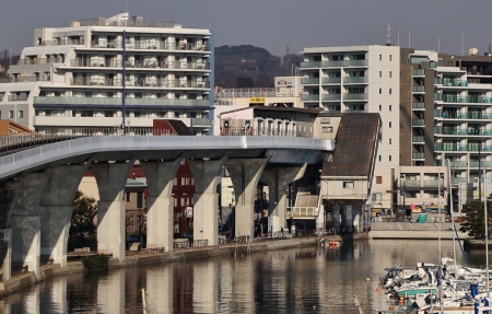 シーサイドライン車両から見た金沢八景駅外観