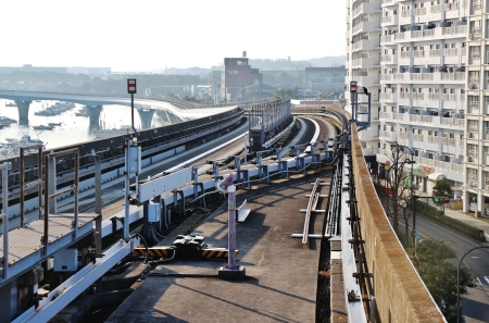 金沢シーサイドライン金沢八景駅暫定駅より見た軌道