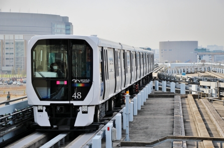 豊洲駅に到着するゆりかもめ車両