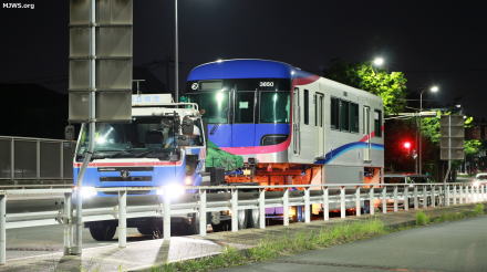 陸送される大阪モノレール新型車両3000系