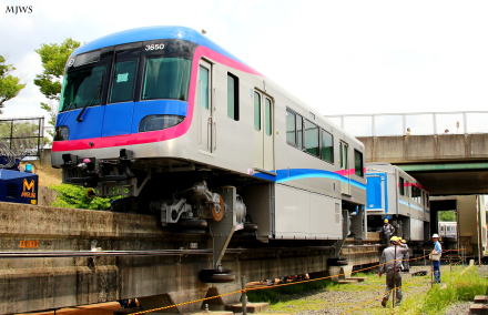 軌道桁上に乗った大阪モノレール新型車両3000系