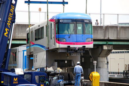 設置作業が開始された大阪モノレール新型車両3000系