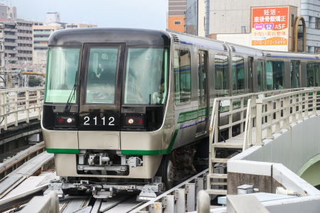 三宮駅に到着するポートライナー2000形