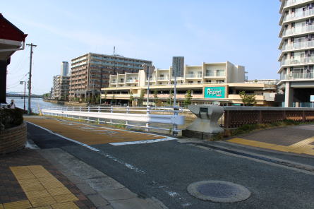 福岡モノレールは新今川橋で進路を北西に変える