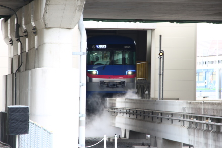 登場した大阪モノレール新型車両3000系