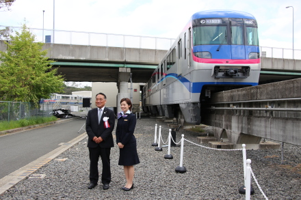 大阪モノレール新型車両3000系と吉村車両斉藤雪乃さん