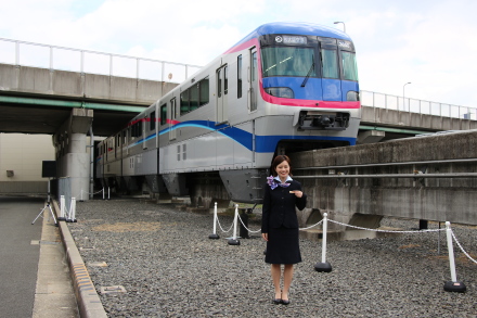 大阪高速鉄道3000系と斉藤雪乃さん