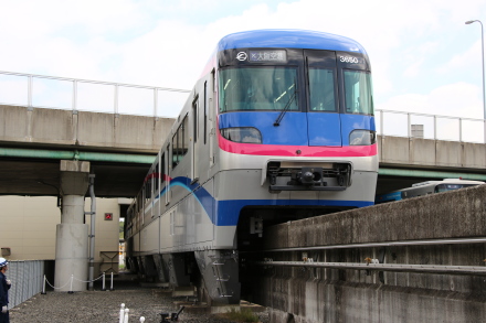 大阪モノレール新型車両3000系全体写真