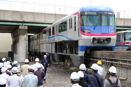 屋外にて大阪モノレール新型車両3000系の概要説明が実施された。