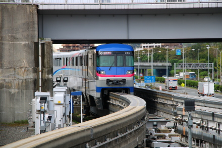 万博記念公園駅に入場する大阪モノレール新型車両3000系