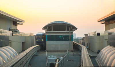 モノレール車両と駅舎