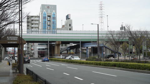 荒本駅を出たモノレールルートは直後の高速道路を超え瓜生堂を目指す