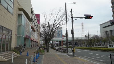 モノレール駅真下となる位置