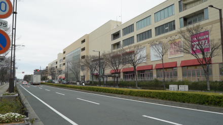 大阪モノレール荒本駅予定位置に建つイオン東大阪店