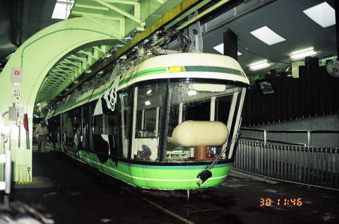 グリーンに配色された上野動物園モノレール30型車両