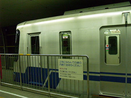 大阪高速鉄道1000形千里中央駅