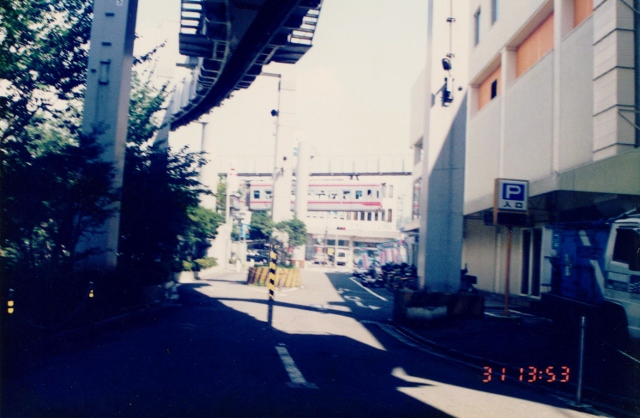 湘南深沢駅付近を行く湘南モノレール500形
