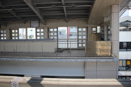 首里駅1番線ホーム、普段は使用されていない。