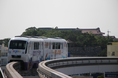 首里駅を出発するゆいレール