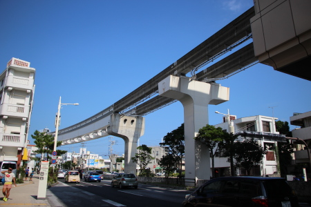 首里駅より延伸区間へ伸びるモノレール軌道