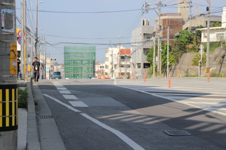 丘の先に連立する支柱工事群